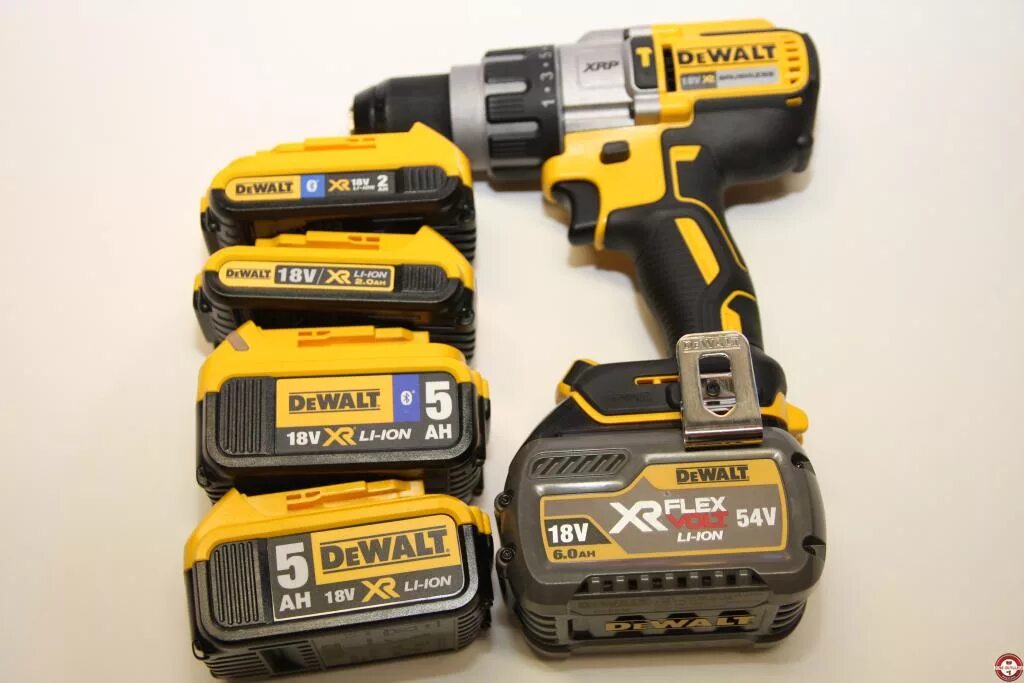 Шуруповерт 18 вольт 5 ампер. DEWALT dcd996. Шуруповерт ДЕВОЛТ DCD 999. DEWALT 54v шуруповерт аккумуляторный. DEWALT шуруповерт 18v фонарик.