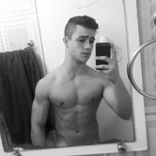 Громов александр саратов. Парень в полный рост без лица. Парень 17 лет без лица. Пресс 14 лет. 19 лет без.