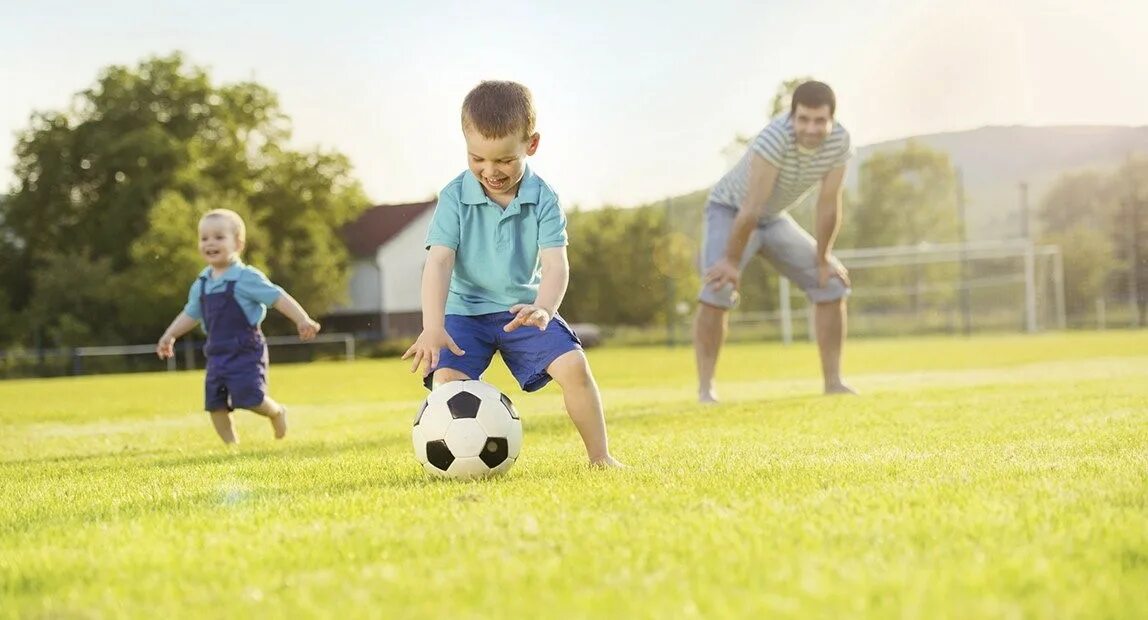 Футбол дети и взрослые. Семья на футбольном поле. Дети играют в футбол картинки. Папа с ребенком играют в футбол. Папы играют в футбол