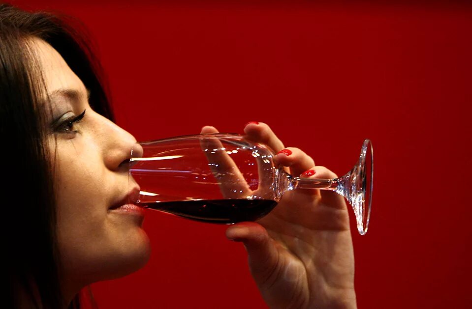 Бокал вина польза. Девушка пьет вино. Девушка пьющая вино. Девушка выпивает вино. Пьет из бокала.