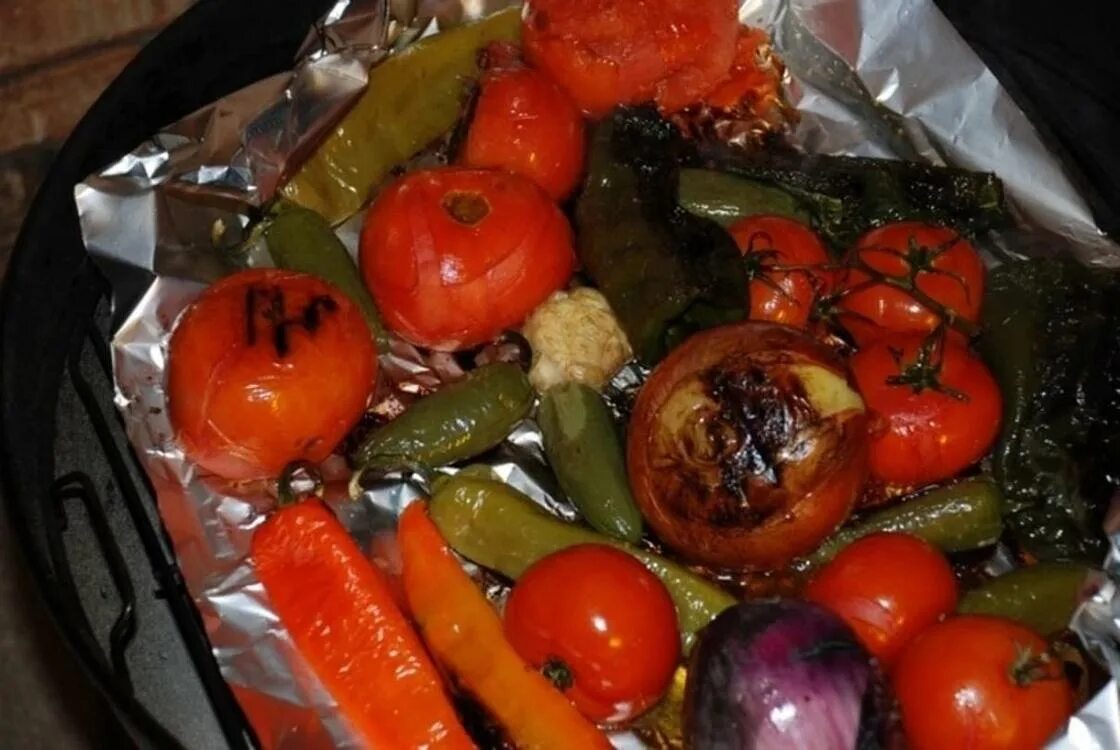 Запекания овощей в фольге. Овощи в духовке. Запеченные овощи. Запечённые овощи в духовке целиком. Овощи гриль в духовке.