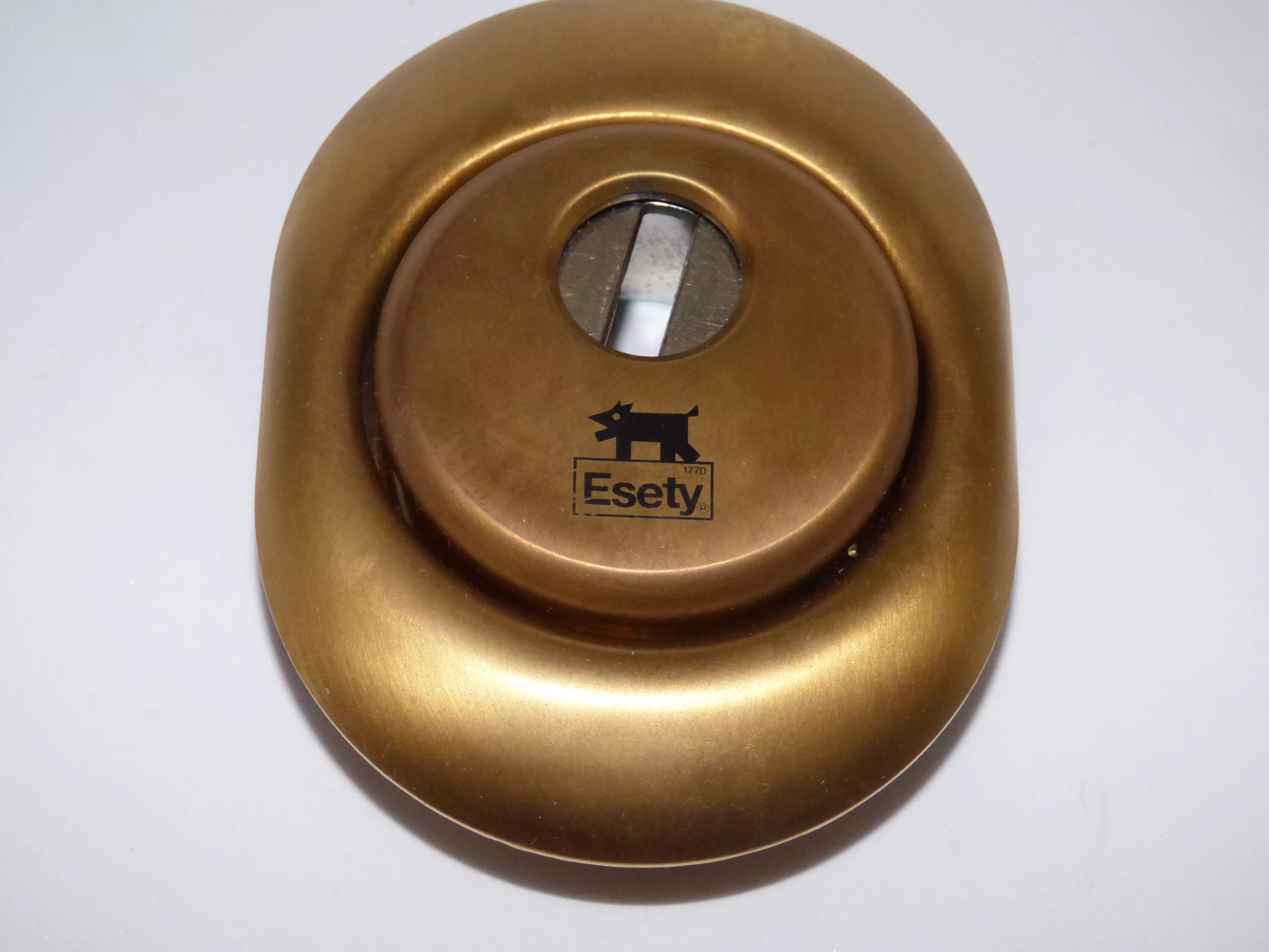 Cisa броненакладка на цилиндр. Броненакладка cisa на сувальдный замок. Броненакладка на замок входной двери. Установка броненакладки. Броненакладка cisa накладная.