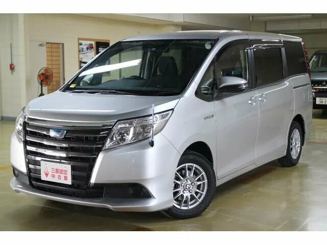 Купить ноах во владивостоке. Toyota Noah 2014. Toyota Noah Hybrid 2014. Минивэн Toyota Noah Hybrid 2015. Тойота Ноан 2014 гибрид.