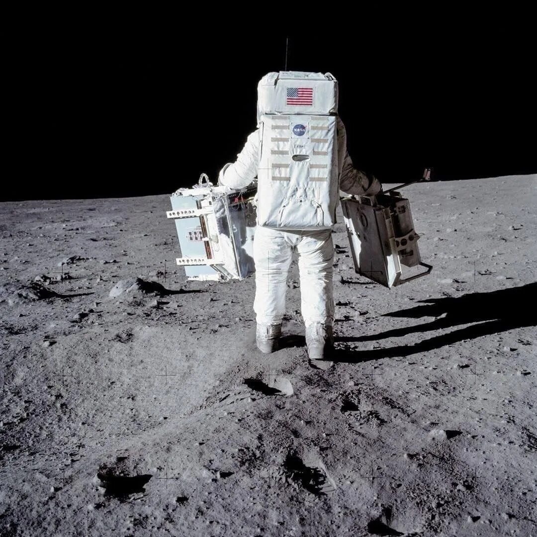 Какой аппарат совершил первую посадку на луну. Базз Олдрин на Луне. Астронавты Аполлон 11. Аполлон 11 на Луне. Миссия Аполлон 11.
