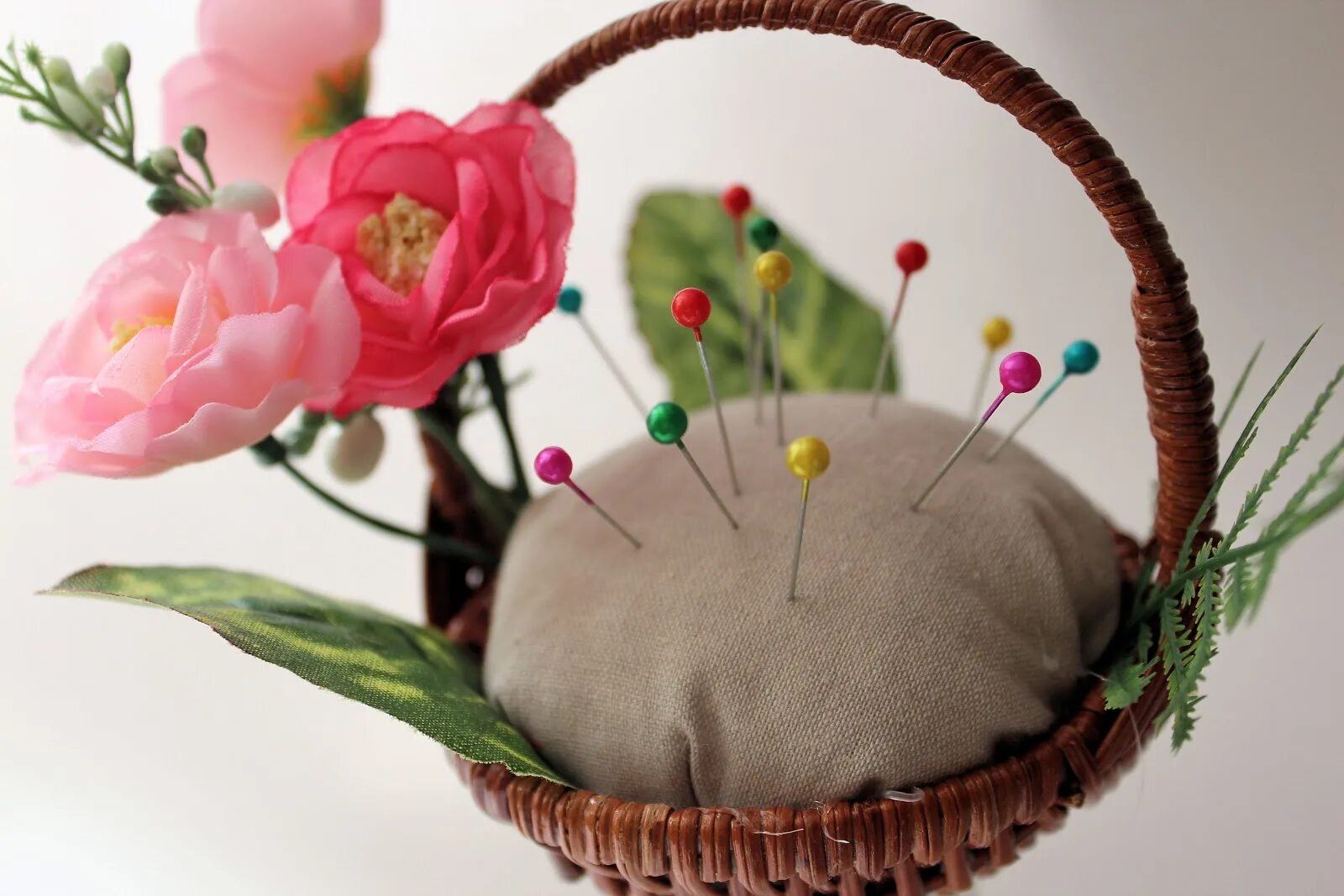 корзинка с цветами из конфет. букет из конфет в корзинке. плетеная корзина из картона. корзина из конфет. букет из конфет в корзинке.