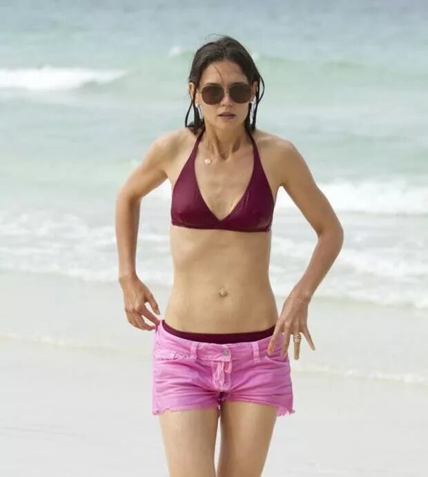 Flat chest girl. Кэти Холмс фигура в купальнике. Flat chested в бикини. Девушка Flatchested. Flat Bikini