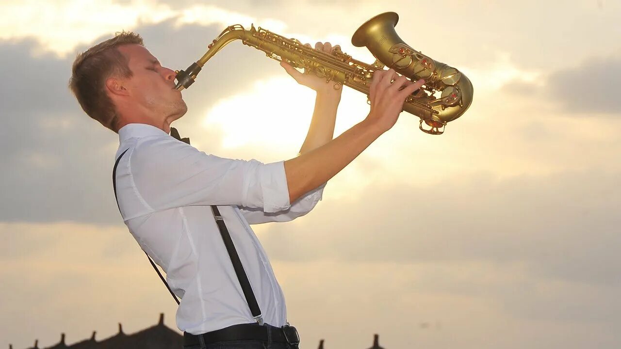 Play saxophone