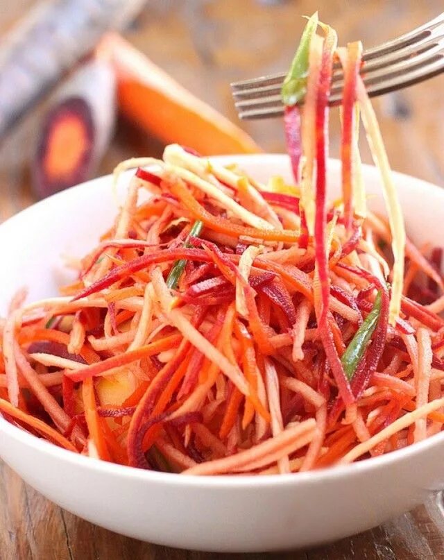 Миска салата на кухне. Микрозелень шпинат. Невкусный салат. Невкусный салат. Аччик чучук салат.