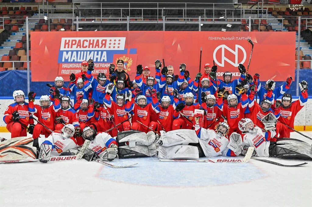 Фхр нппх красная машина. Хоккеист в красном. Красная машина логотип. Красная машина одежда. Красная машина ярославль.