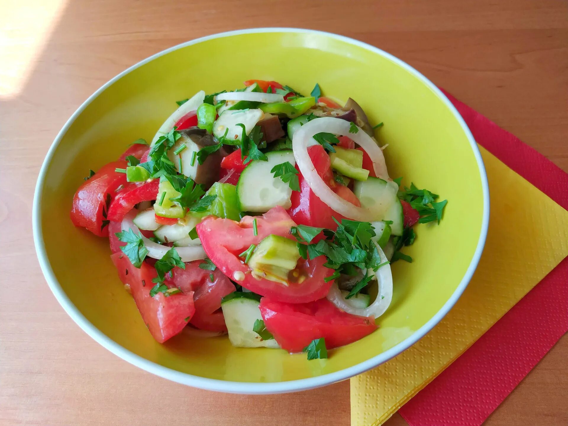 Салат из помидор простой рецепт вкуснейший. Овощной салат. Овощной салат огурцы помидоры. Салат из огурцов и помидоров. Салат из сырых овощей.