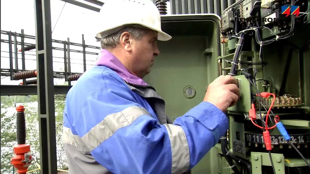 Вышел из строя трансформатор. Техническое обслуживание трансформаторов. электромонтеры трансформаторы. ремонт силовых трансформаторов. обслуживание трансформаторных подстанций.