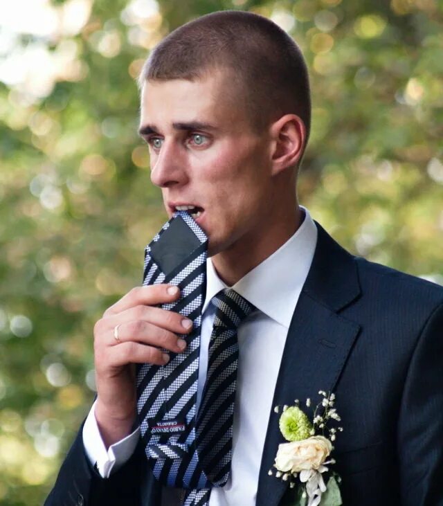 Лицо жених. Грустный жених в загсе. Лицо жених. Костюм жениха. Жених на свадьбе.