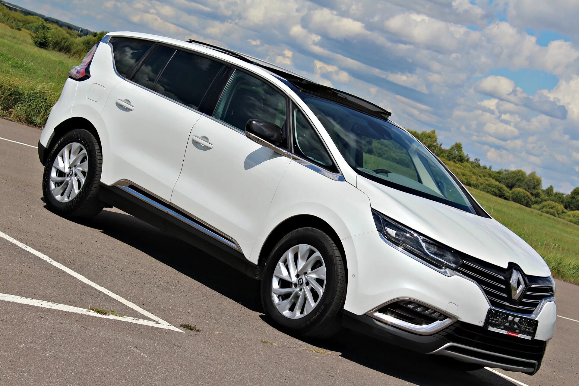 Рено кватро. Renault scenic 2017. Renault kadjar 2015. Белый рено каптур 2016. Тиайс рено.
