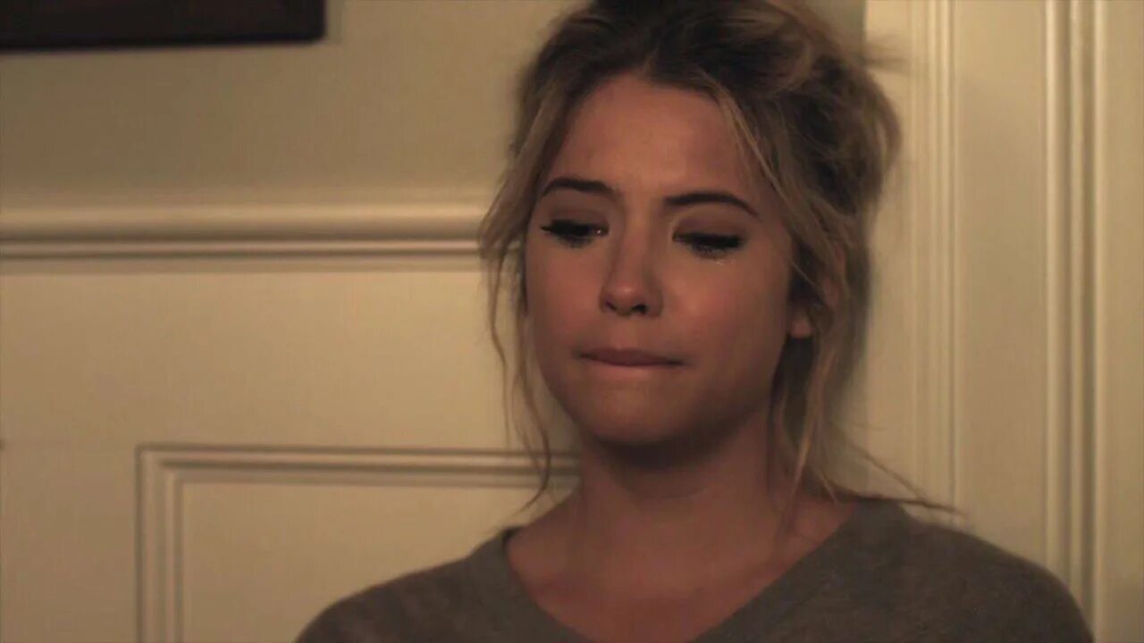 Why she crying. Эшли Бенсон gif. Девушка рыдает гиф. Гиф плачь девушки. Девушка плачет гифка.