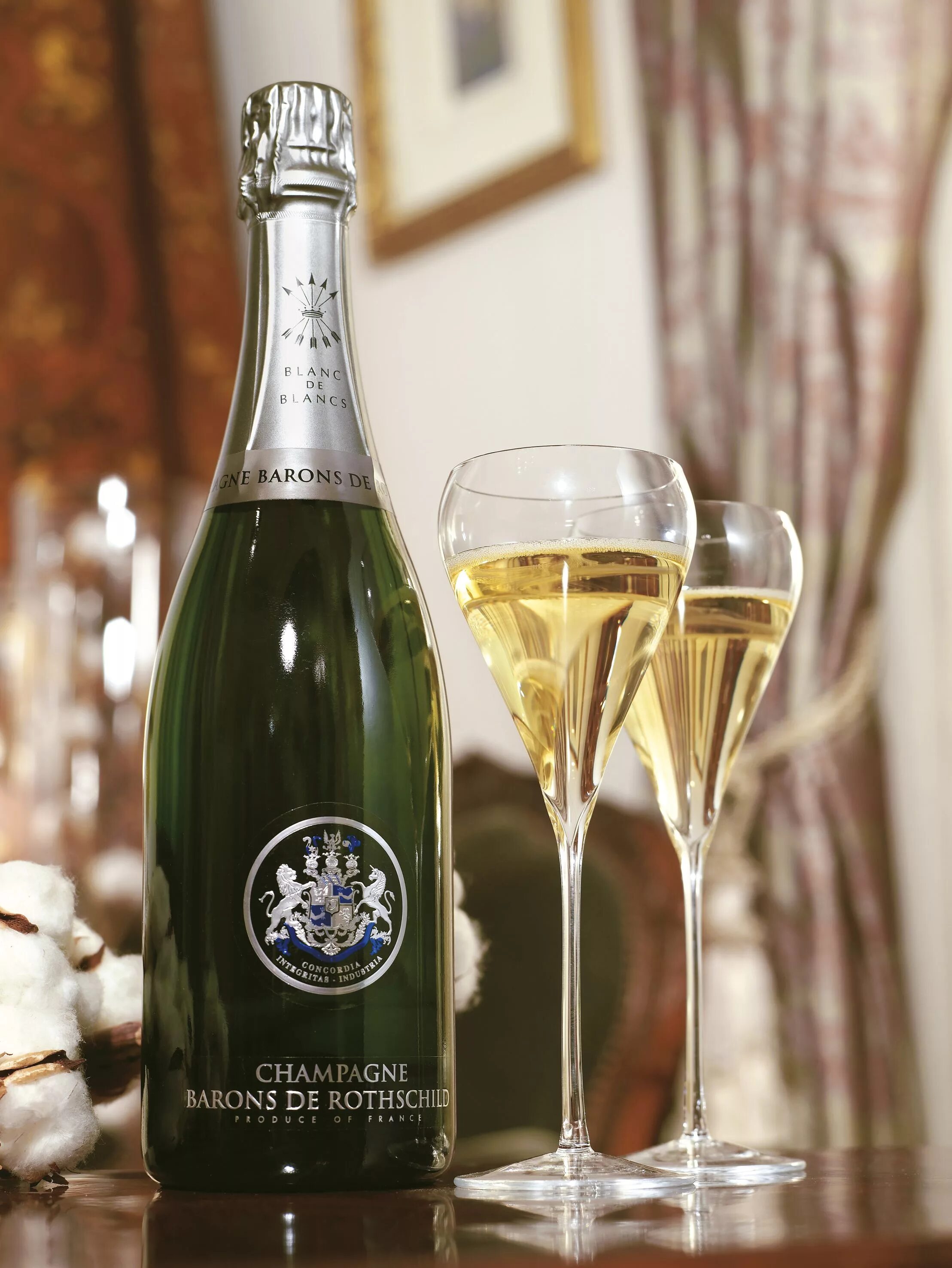 Champagne baron. Шампанское Baron de Rothschild. Шампань Барон де Ротшильд брют бокалы. Французское шампанское. Шампанское de Champagne.