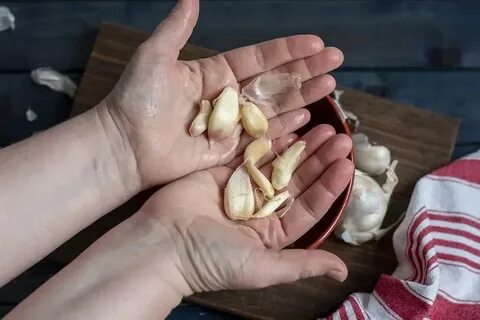 Как быстро почистить чеснок в большом