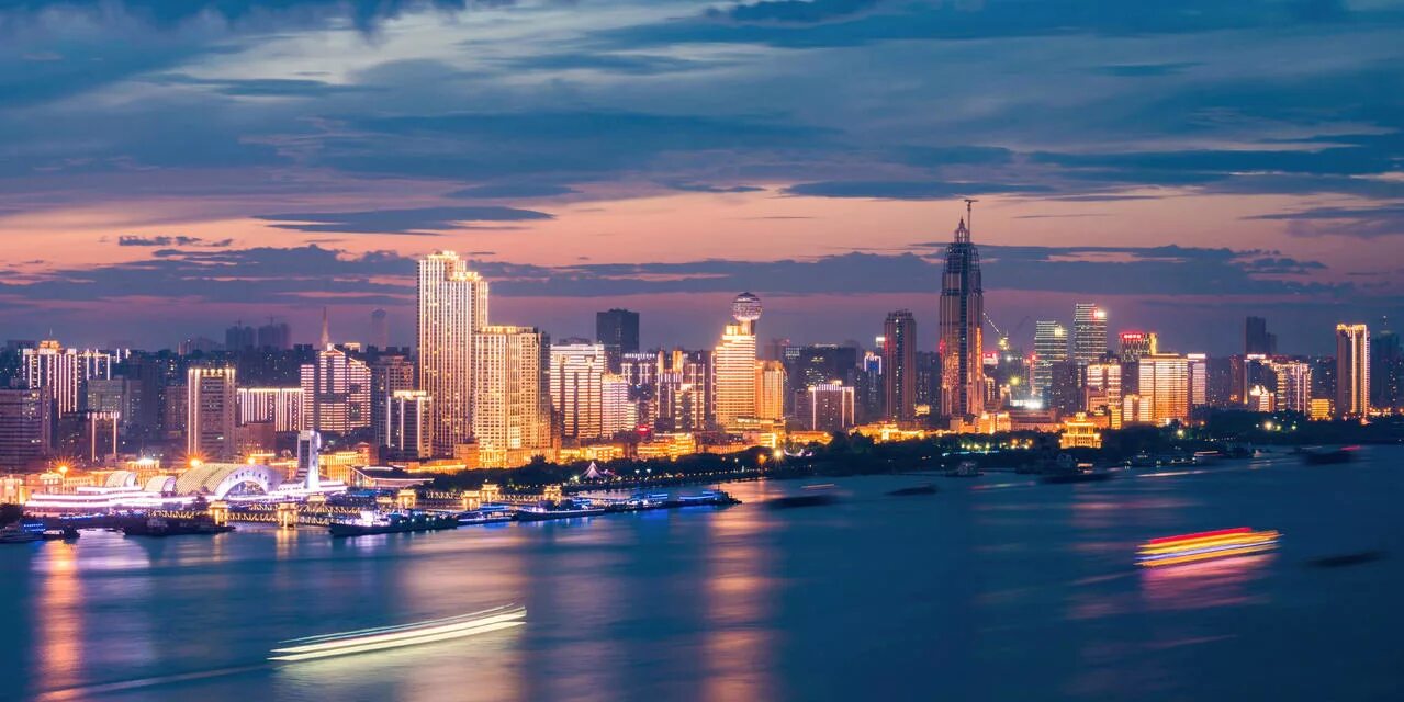 Ухань женщины пары. Ухань китай. вухань китай. wuhan китай. ухань китай достопримечательности.