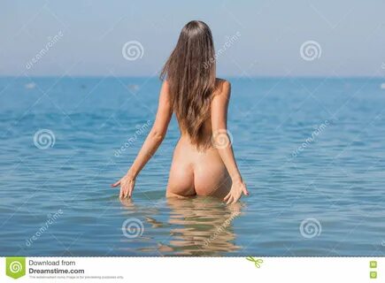 La Muchacha Desnuda Entra En El Mar Foto de archivo - Imagen de trasero, li...