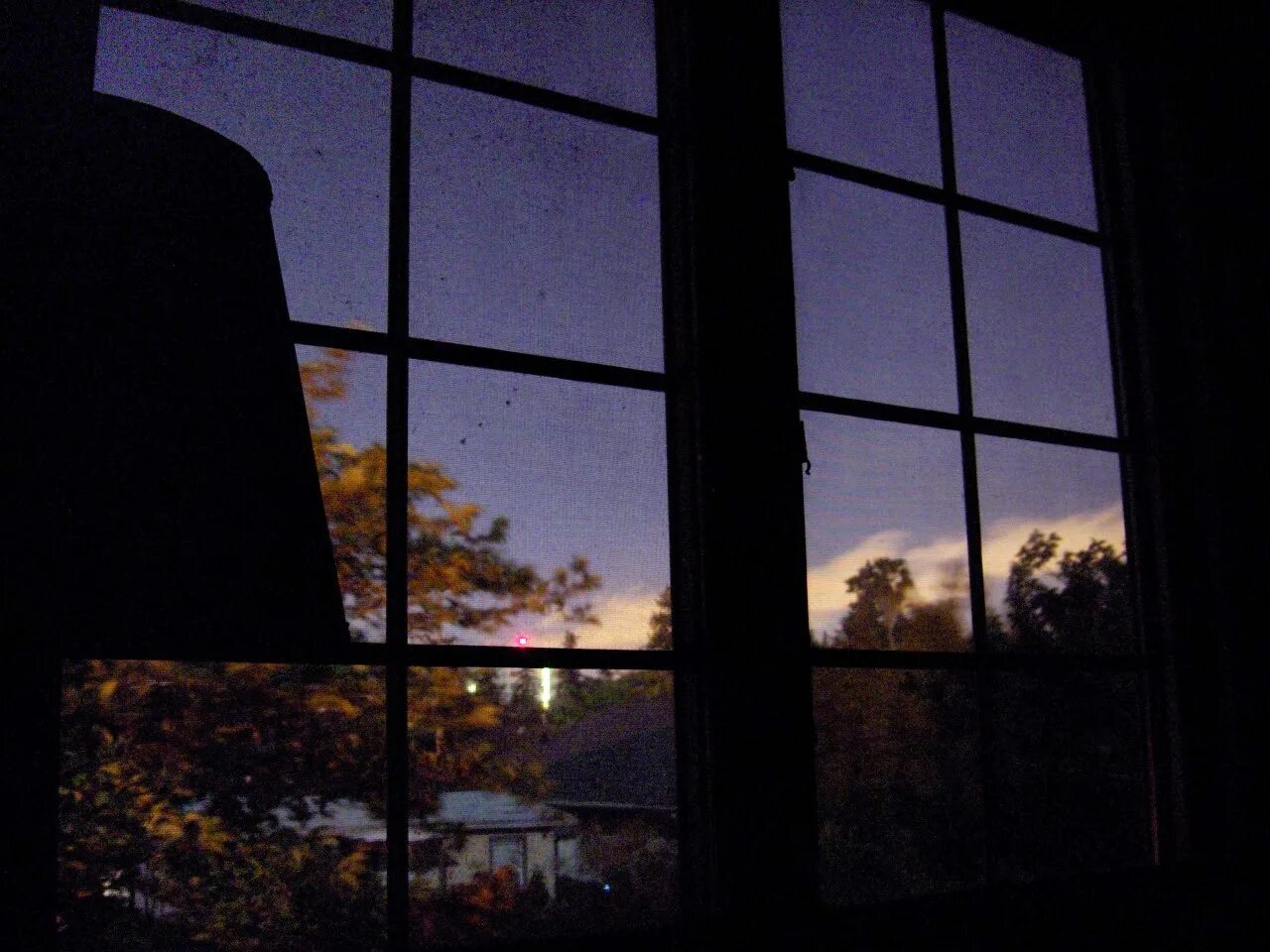 Окно становится черным. Ночное окно. Окно ночью. Свет из окна. Ночь за окном.