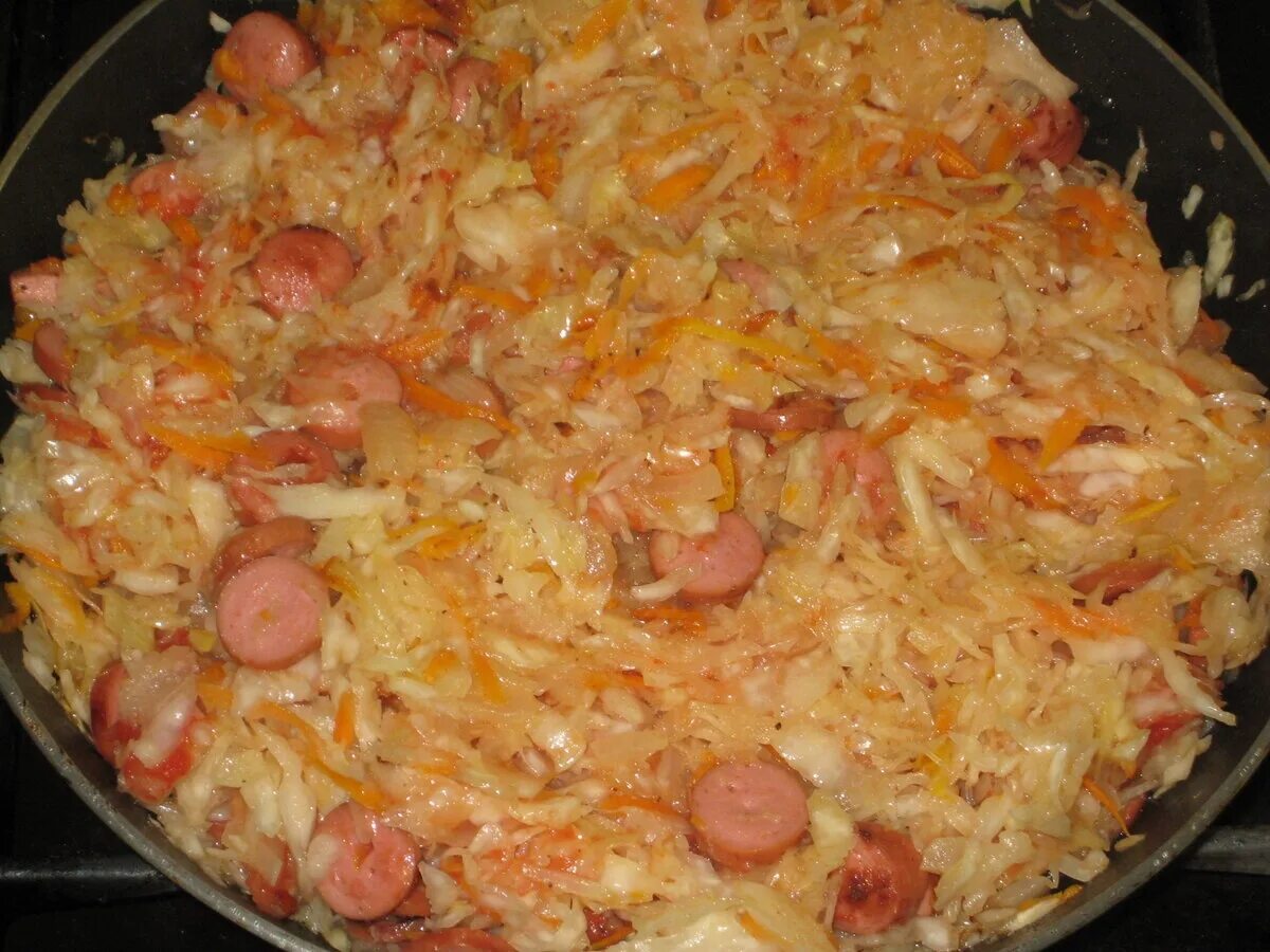 Тушеная капуста с кетчупом. Квашеная капуста тушеная с сосисками. Жареная капуста с сосисками. Тушёная капуста с сосисками фото. Макароны с сосисками на сковороде.