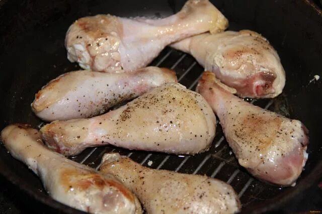 куриные ножки в сметанном соусе. курица голени в сметане. курица в сметанном соусе. голень в сметане в духовке. куриные ножки со сметаной и сыром.