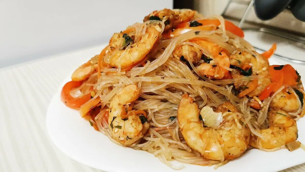 Жареная фунчоза с овощами. Фунчоза ютай. Фунчоза жареная рецепт. Паназия фунчоза. Фунчоза с эноки.