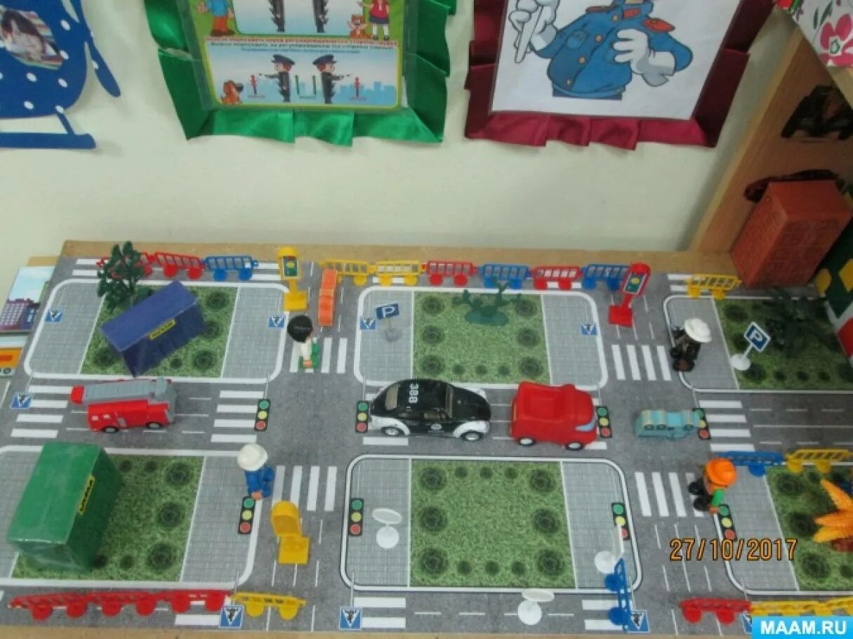 Аппликация по пдд в старшей группе. Дорожное движение в младшей группе. По пдд в средней группе. Пдд в средней группе детского сада. Уголок дорожного движения в дет сад.