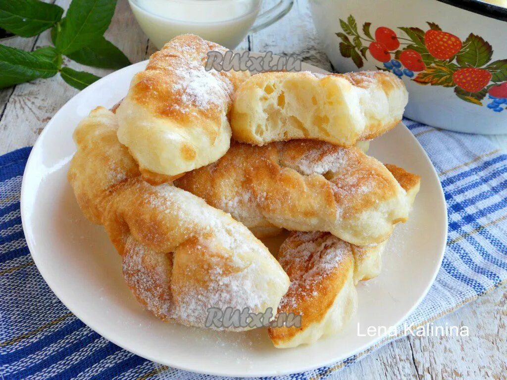 Вергуны. Вергуны хворост. Белорусские вергуны. Вергуны это украинское блюдо. Вергуны.