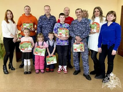 Поздравили детей сотрудников