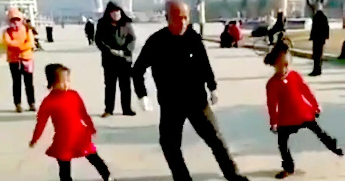 Где деды танцуют. Китайцы танцуют на улице. Дедушка танцует с внучками. Дед танцует с внучками в Китае. Невесомый танец дедушка с внучками.