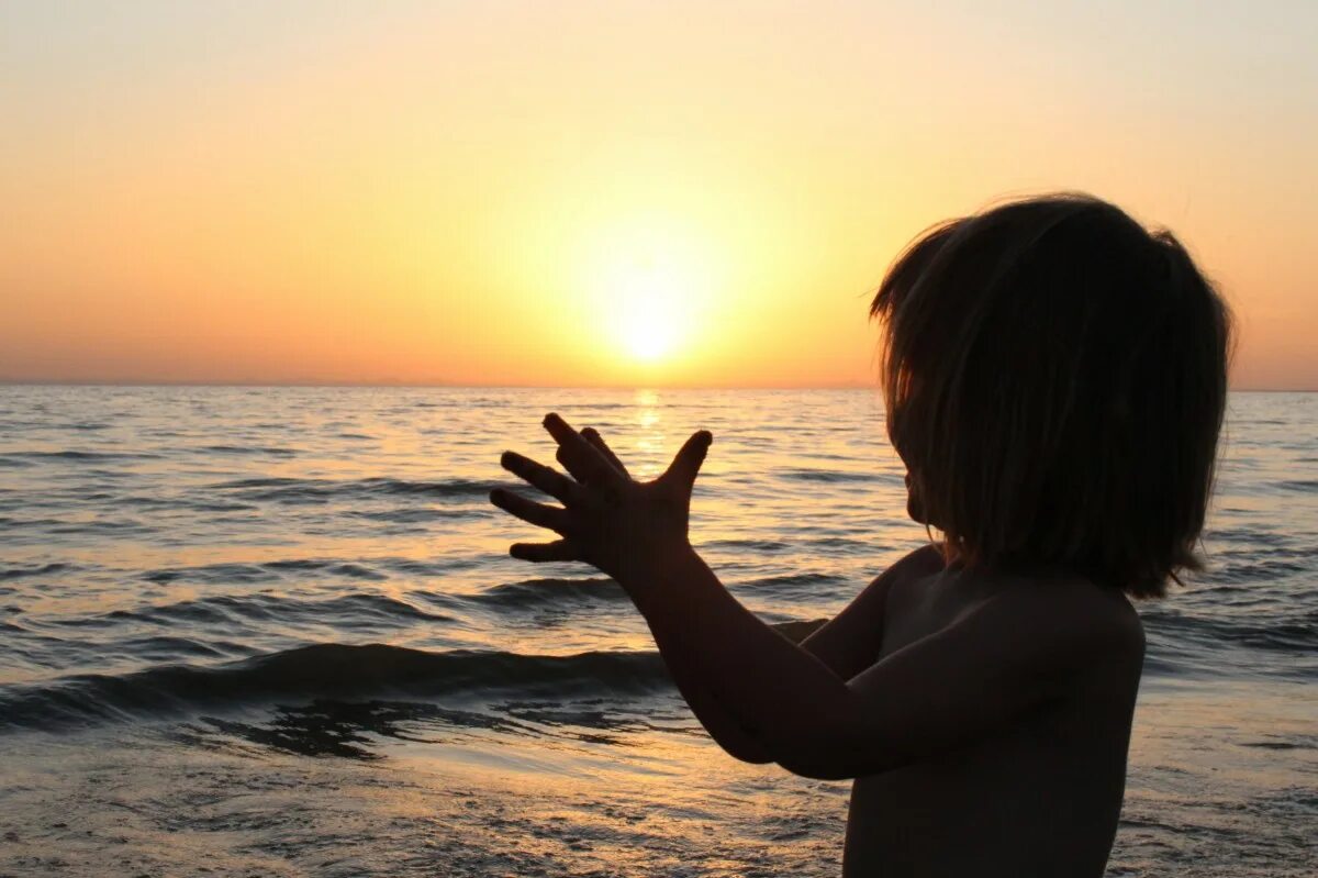 Sunrise girl. Девушка на закате у моря. Закат солнца. Женщина рассвет. Море солнце дети.