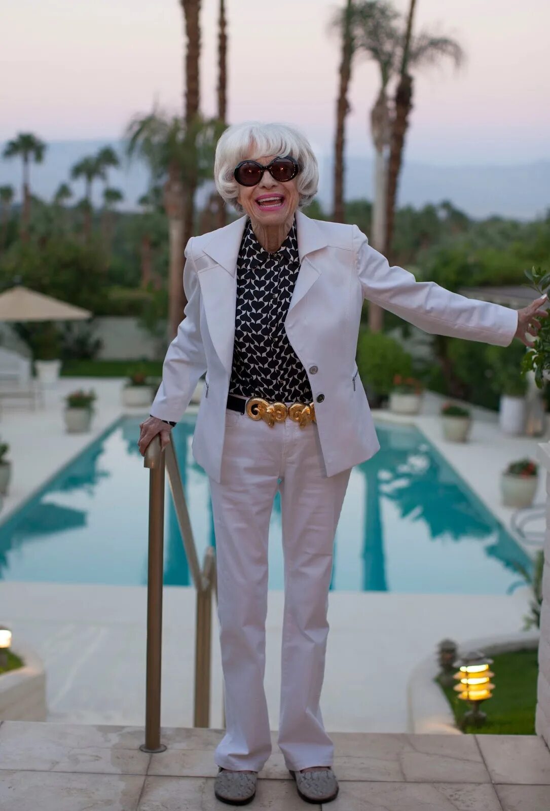 Стрит стайл 2023 женщины 60 лет. Элегантная джойс карпати. Стильные европейские женщины. Модные женщины после 60. Ари сет коэн фотограф.