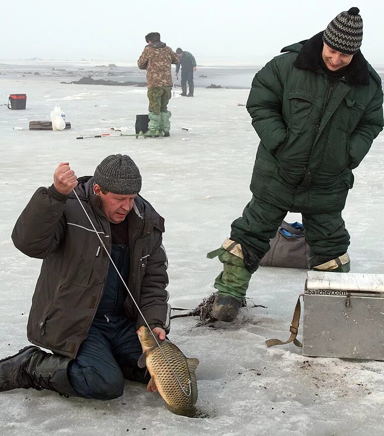 рыбак зимой. рыбак зимой. рыбалка зимой. подледная рыбалка. зимний рыбак.
