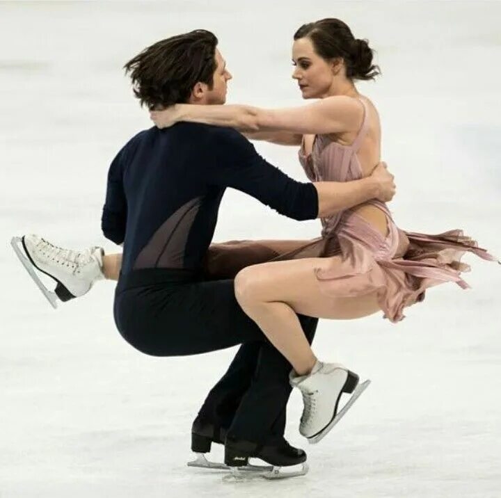 Девушка на коньках. Ice skating slap battles. Ice skating slap battles. Смешные люди на катке. Виктория синицына и руслан жиганшин.