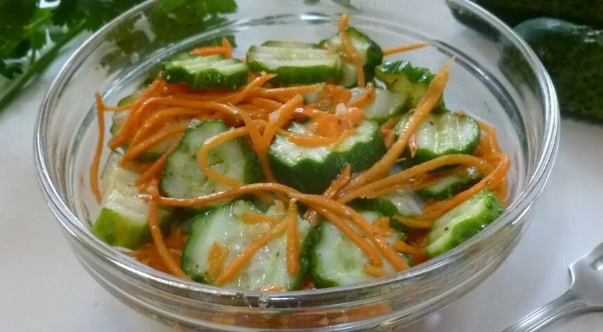 Корейские салаты из маринованных огурцов. Огурцы с корейской морковкой. корейский салат из огурцов и моркови. огурцы с корейской морковью закуска. огурцы с морковкой по корейский.