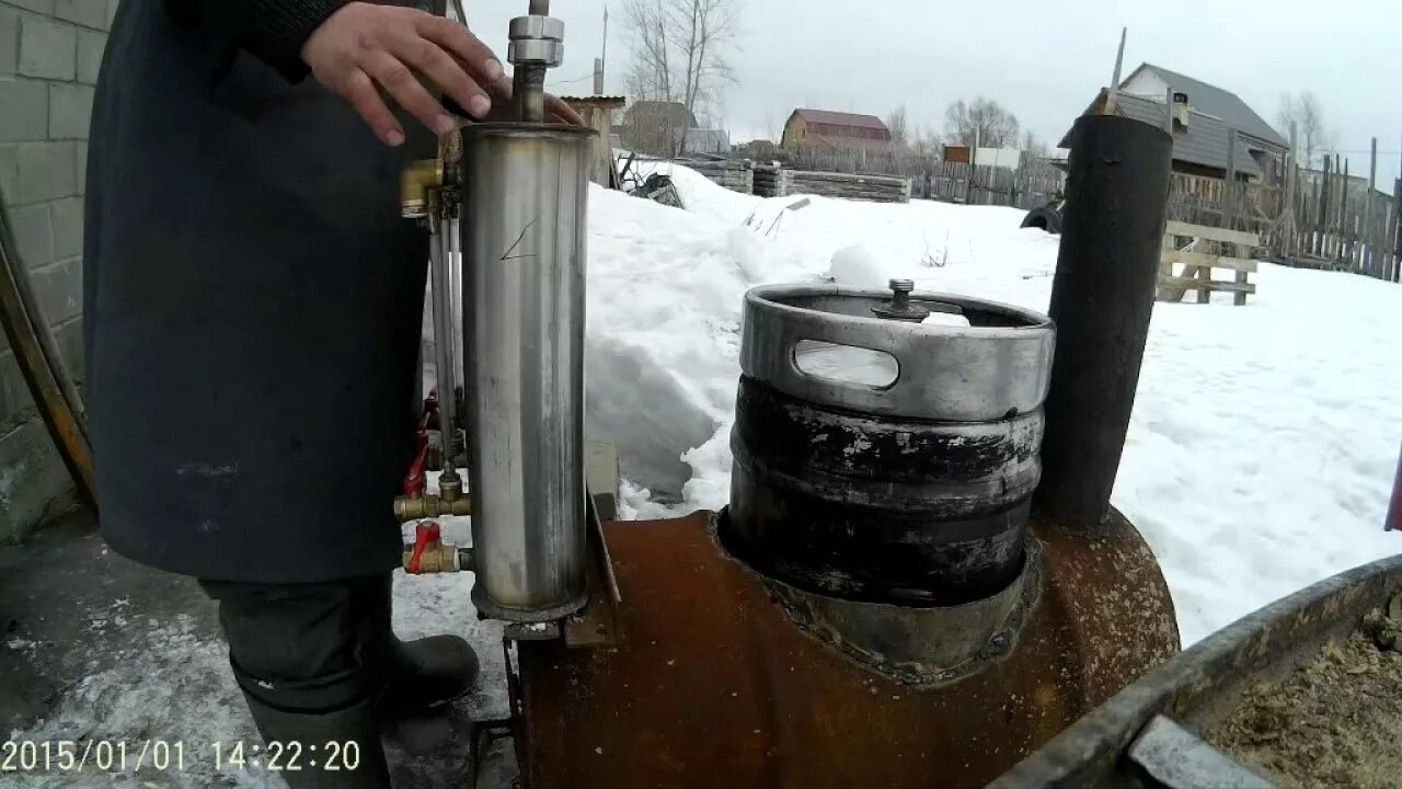 Гонит самогон видео. Перегонка самогона на дровах. Самогонный аппарат на дровах. Самогонный аппарат самодельный на дровах. Перегон на дровах.