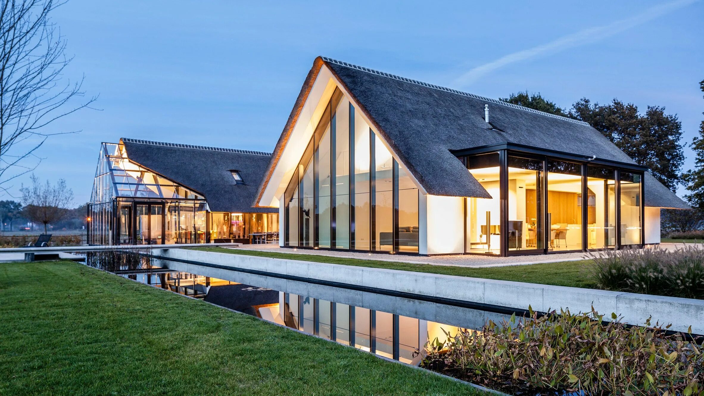 Architecture 64. Дом с соломенной крышей в Голландии. Барнхаус Голландия. Барнхаус Швеция. Барнхаус Канада.