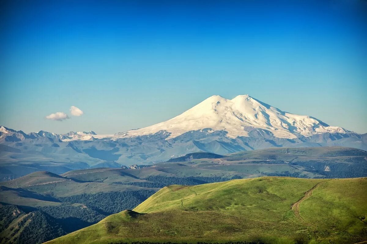 Грузия эльбрус. Гора Эльбрус (Кабардино-Балкария, Карачаево-Черкесия). Горы Кавказа Эльбрус. Гора Эльбрус КБР. Гора Эльбрус хребет.