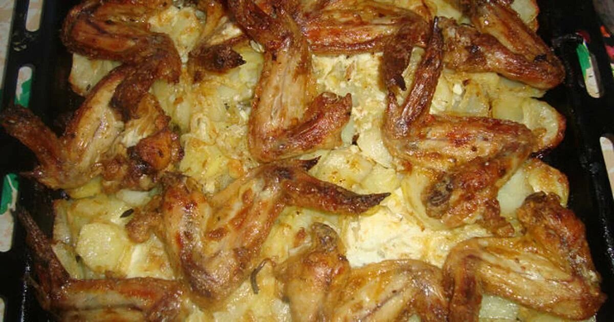Куриные крылья с картошкой в духовке с хрустящей корочкой. Крылья с картошкой в духовке с корочкой. Куриные крылышки с картошкой в духовке. Крылышки с ананасами и картошкой в духовке. Крылышки запеченные в духовке с картошкой.