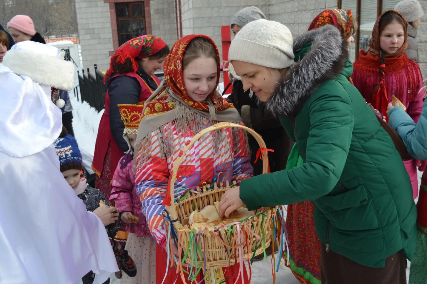 Масленица георгиевск. Лоток коробейника на Масленицу. Лоток для ярмарки. Короб коробейника. Масленица ярмарка.