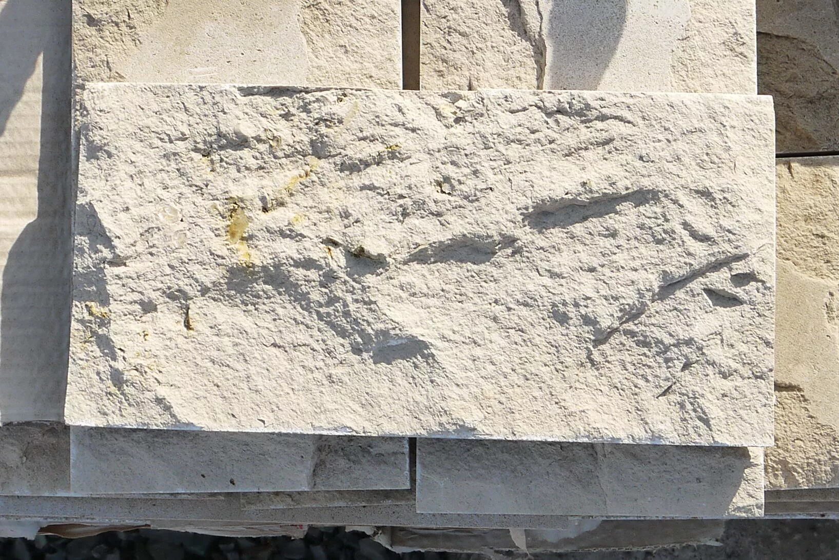 Дагестанский камень для цоколя. Отлив из гранита дымовского. Памятный мемориал «кандальный путь». Долться рааный цоколь монумента кому посвещвно. Московский квартал севастополь.