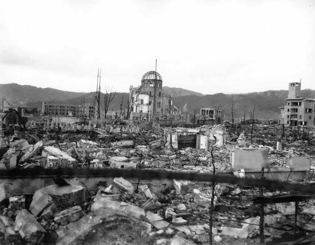 Нагасаки после ядерного взрыва. Бомбардировка Хиросимы и Нагасаки 1945. Города Хиросима и Нагасаки после ядерного взрыва. Хиросима и Нагасаки атомная бомбардировка.