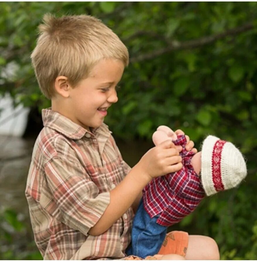 Little boy child. Мальчик играет в куклы. Кукла "мальчик". Игра в куклы. Ребенок играющий в куклы.