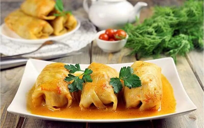 Голубцы с майонезом. Голубцы фаршированные. Голубцы в ресторане. Голубцы с мясом. Голубцы с мясом.