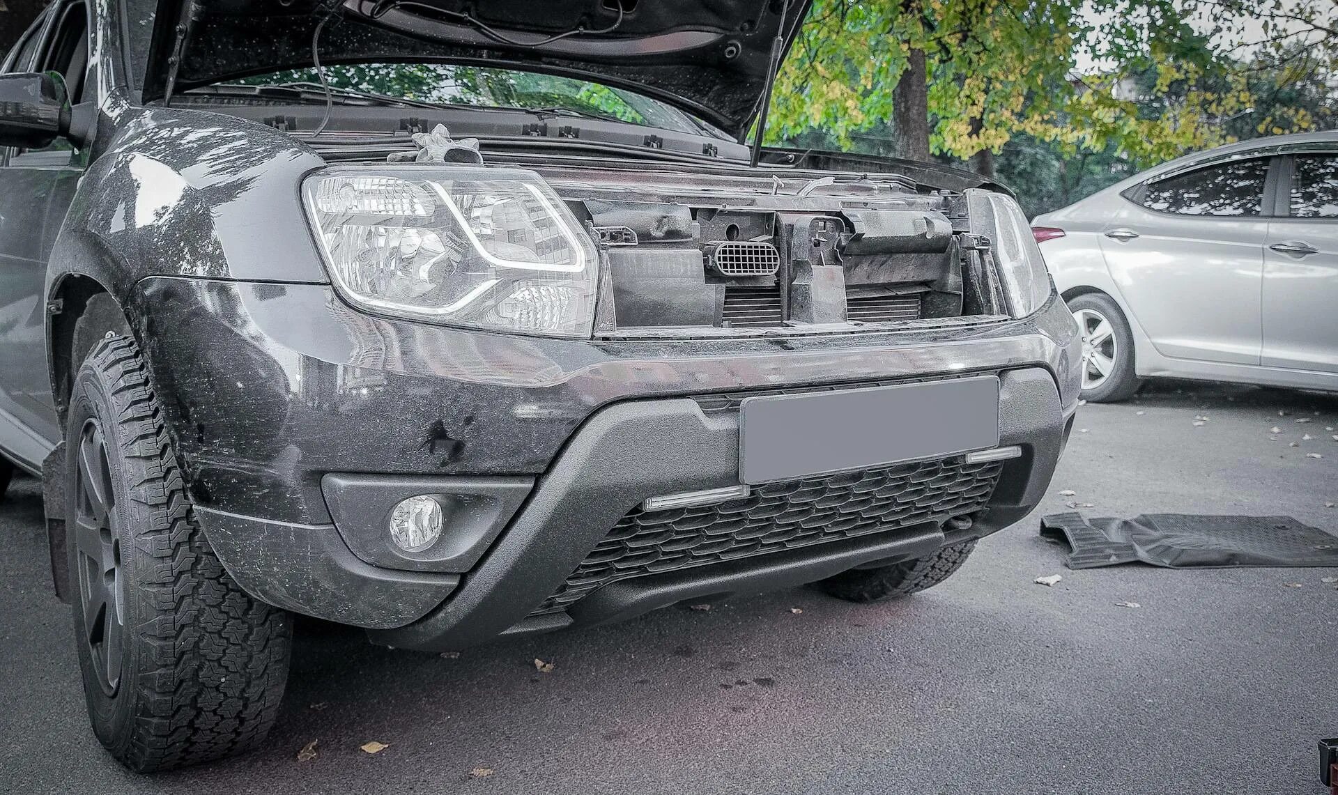 Рено дастер передний. Накладка на передний бампер рено дастер 2016. renault duster без переднего бампера. renault duster накладка переднего бампера. передний бампер рено дастер 2025.