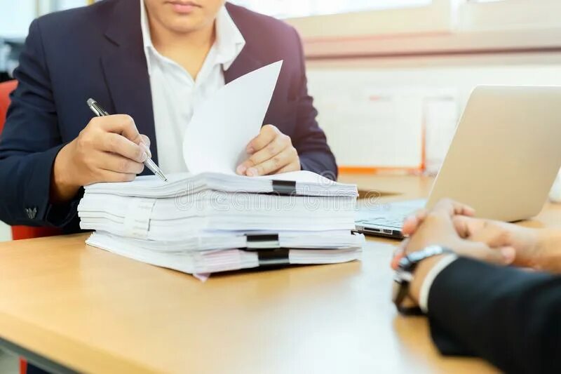 Открыть офисные документы. Офис документы. работа с документами. человек работает с документами. юрист обложенный бумагами.