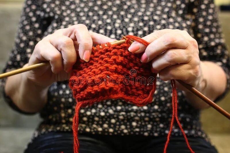 Связываем теплом. Вязание для пенсионеров. Руки бабушки вязание. Бабушка вяжет. Мужчина занимается вязанием.
