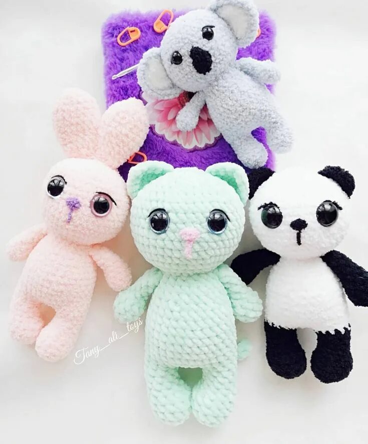 Мишка амигуруми крючком. Розовые игрушки амигуруми. Плюшевые игрушки из плюшевой пряжи. Связанные игрушки. Игрушки из плюшевой пряжи крючком.
