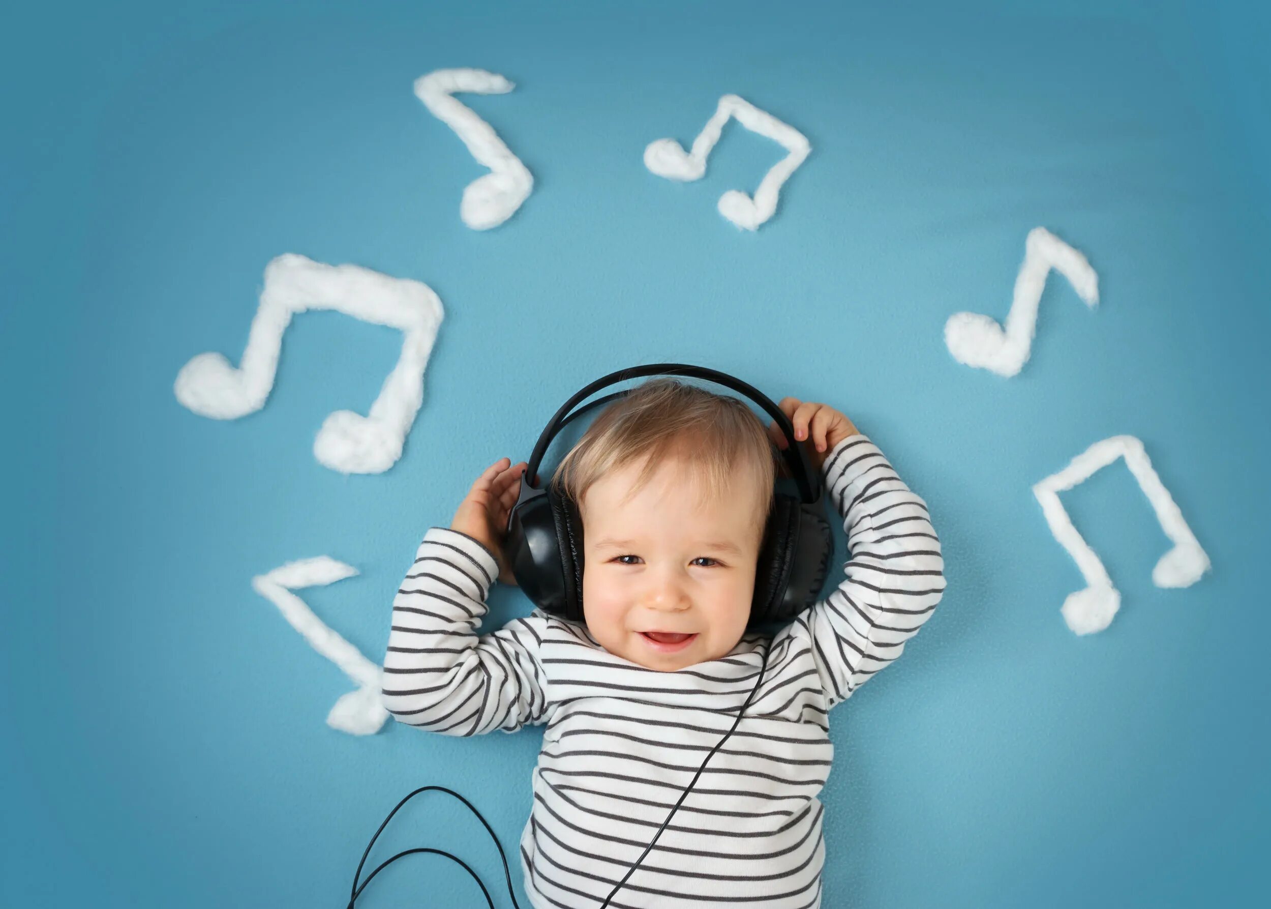 Бэйби музыка. Дети СЛУШАЮТ музыку. Ребёнок слушаетмузыку. Шум детей. Музыкальный слух.