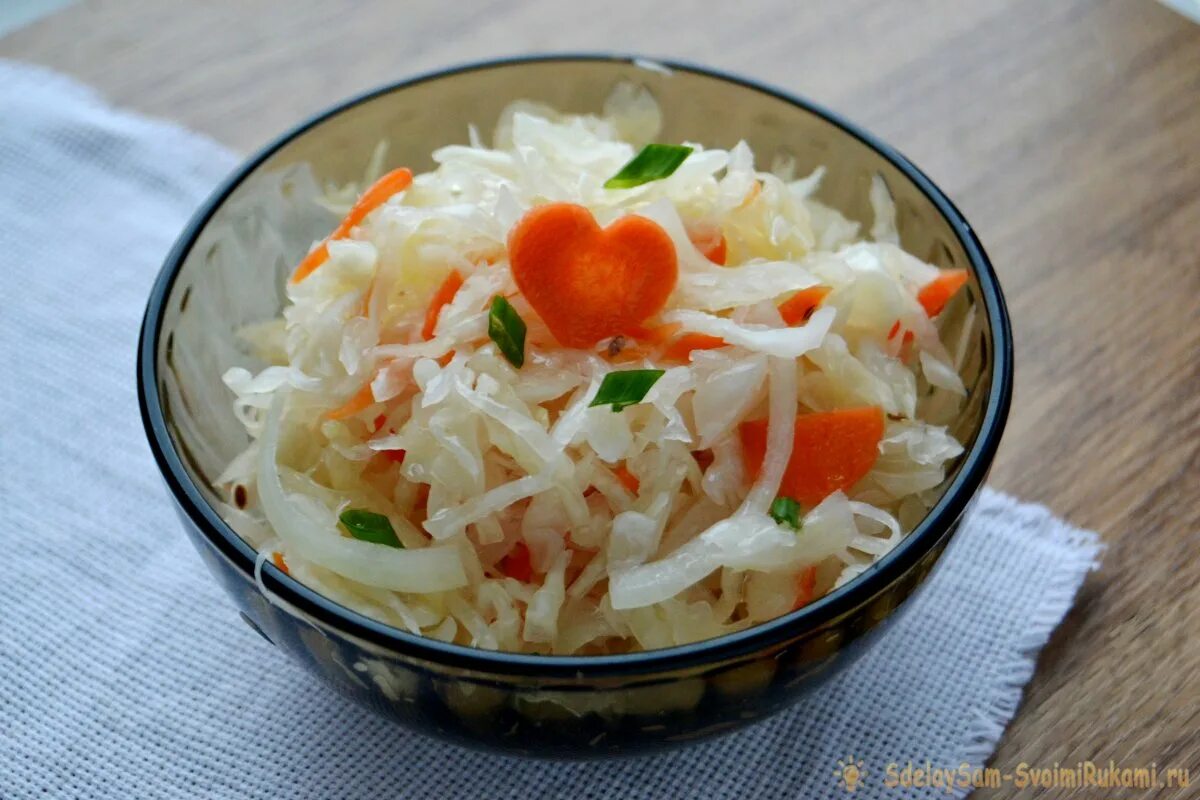 Квашеная капуста стояла в тепле. Капуста квашеная. кислая капуста. квашеная капуста на тарелке. испорченная квашеная капуста.
